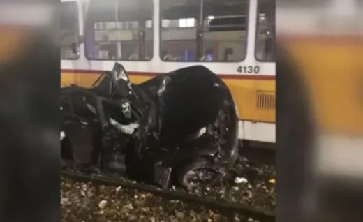 Кадри от тежката катастрофа между трамвай 20 и лек автомобил